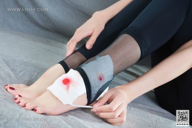 [Ligui丽柜]2022.10.10 受伤的欲足 钟情[57P/69MB]