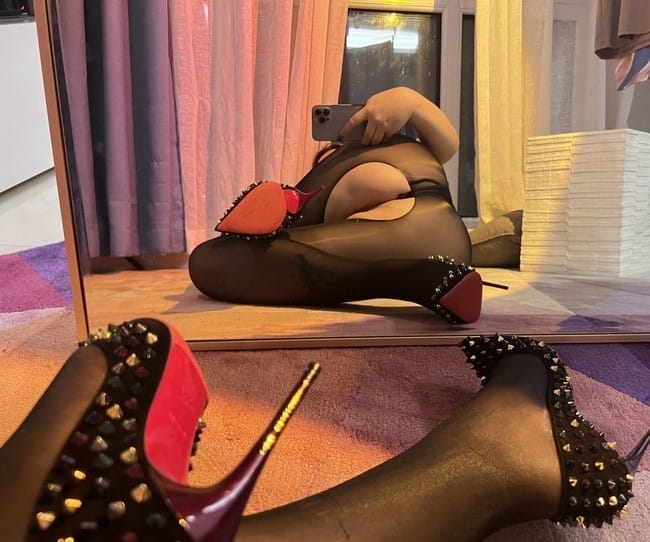 [微密圈]miko多肉大白兔 –油亮开档女仆 [22P3V-132MB]