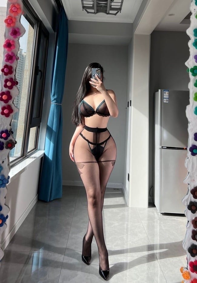 [微密圈]120斤的小王同学 –蝴蝶结黑丝[50P13V-528MB]